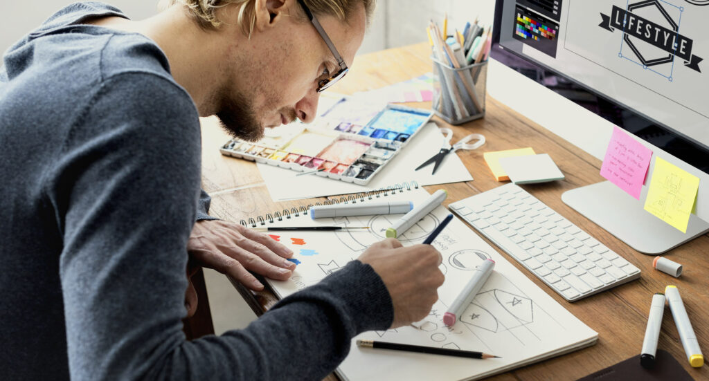 Designer à son bureau
